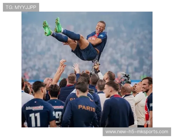 巴黎圣日耳曼边路配合：姆巴佩快速插上与传中练习