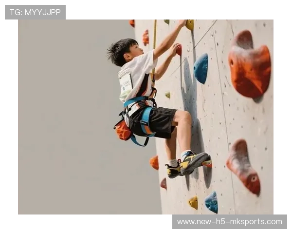 攀岩少年把裁判都看晕，动作太快