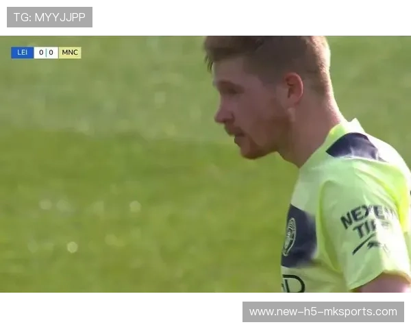 德布劳内主罚任意球越过人墙击中立柱 德布劳内主罚任意球越过人墙击中立柱